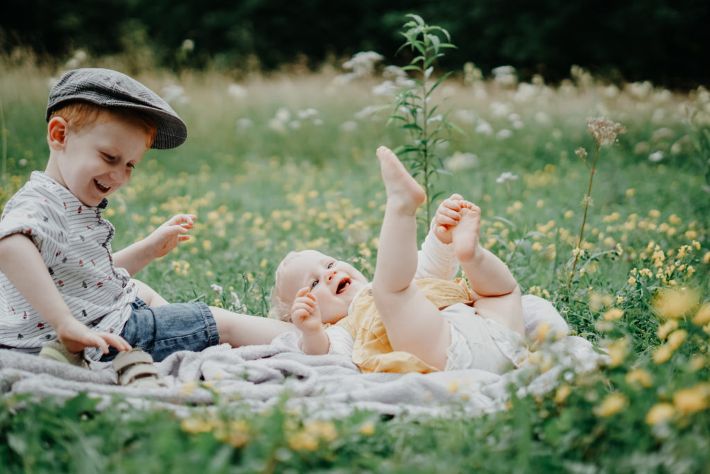 Familienfotografie zwei Kleinkinder im Blumenfeld