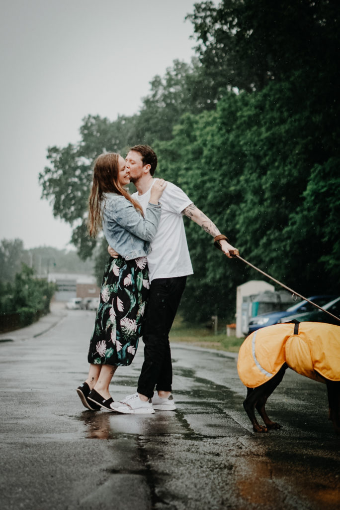 Sophie Peschke, Paar-Fotografie, Liebe, Couple Photoshooting, Verlobungsfotoshooting, Verlobung, Hundeshooting, Fotoshooting mit Hund, Dobermann, Hochzeit