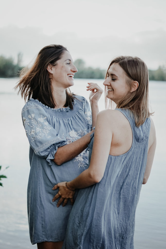 Fotoshooting am See in Hannover mit zwei jungen Frauen